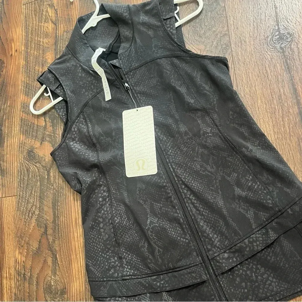 Lululemon Light Speed Reflective Vest Size 2 in Desert Snake Embossed Black NWT - Image 9