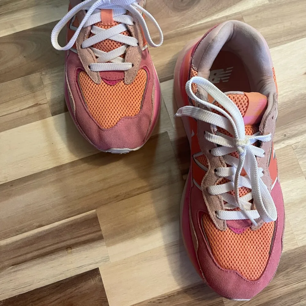 New Balance Orange and Pink Sneakers - Image 2