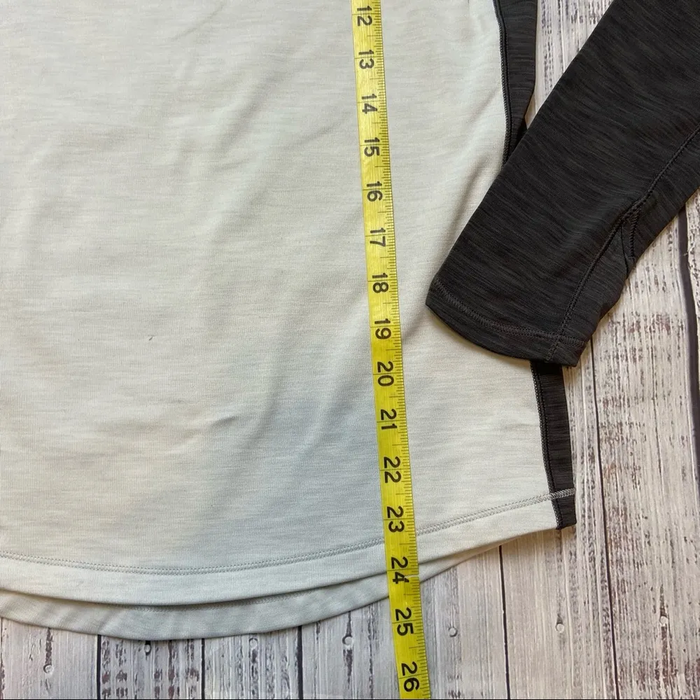 Under Armour Heat Gear Long Sleeve Base Layer. Size Small. - Image 8