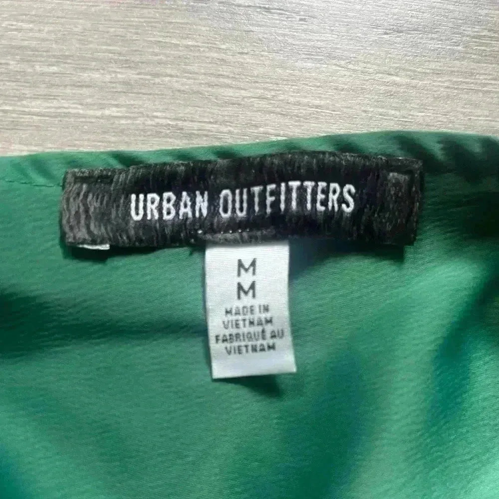 Urban Outfitters Green Satin Feel Long Puff Sleeve Tie Back Crop Top Size M - Image 4