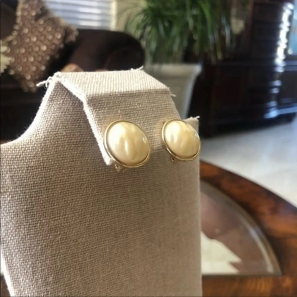 Vintage Clip On Earrings Preowned good condition - Image 2
