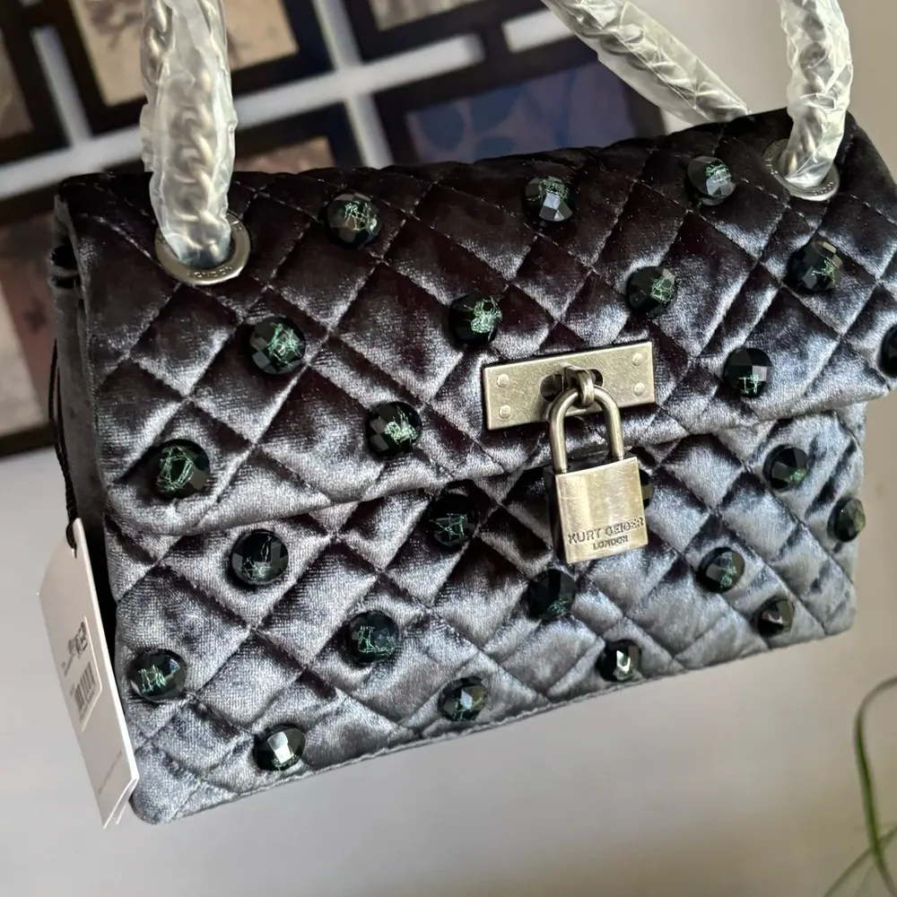 Authentic KURT GEIGER LONDON Velvet magnetic closure convertible Crosby/shoulder - Image 15