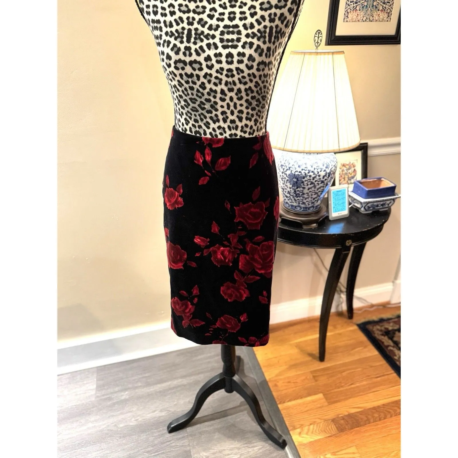 Talbots Pencil Skirt  Velvet Red Roses Burnt Zip Back Women’s Sz 12 Back Zip - Image 3