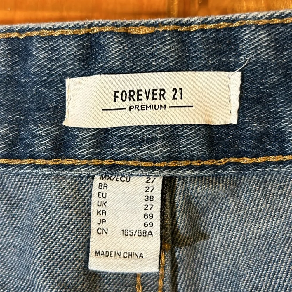 FOREVER21 Women’s High Rise Wide Leg Jeans W/Raw Edge Heart Patches Size 27-EUC - Image 3