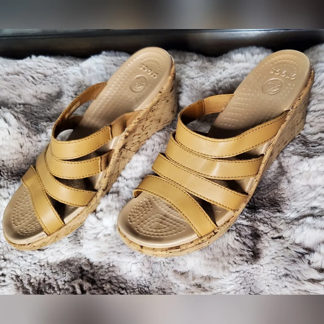 CROCS Aleigh Leather Wedge Sandal Women’s Size:8 - Image 2