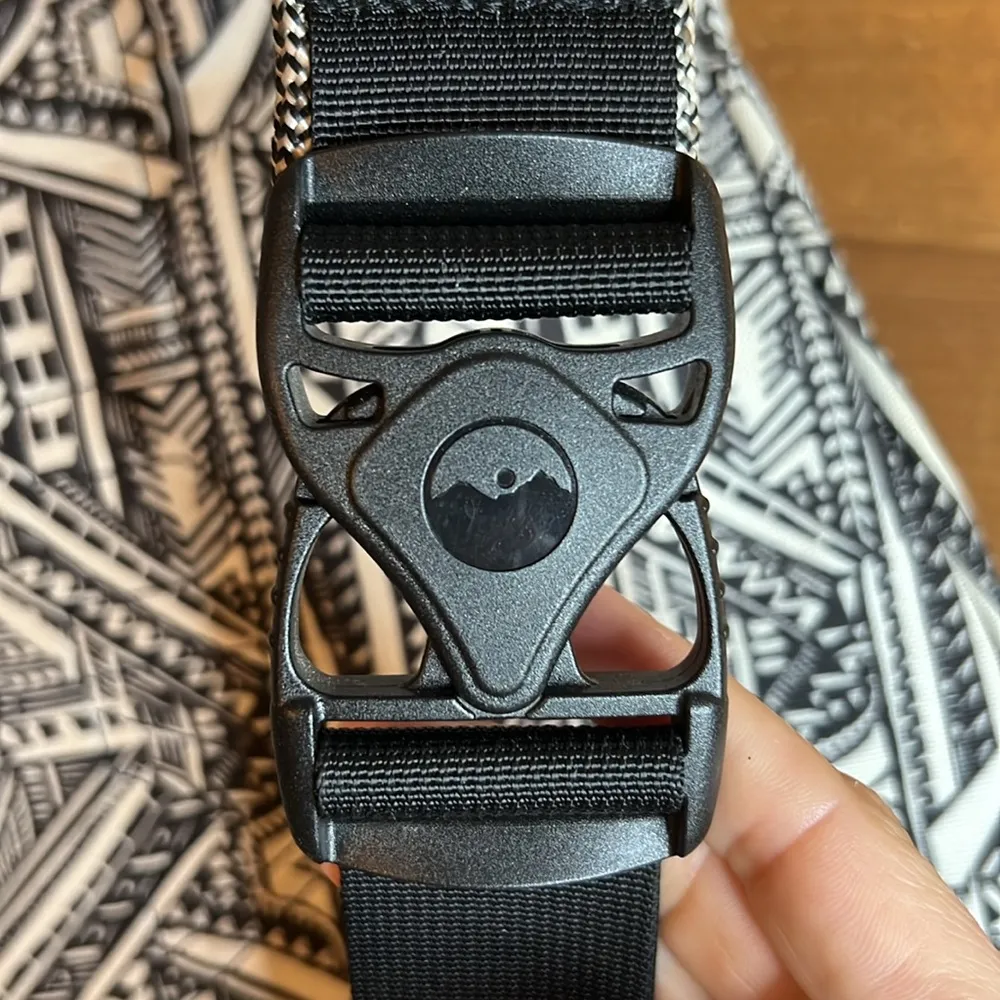 Kavu Geometric Black White Crossbody Backpack Bag Buckle Hiking Slingback Zip - Image 8