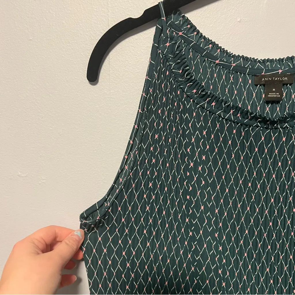 Ann Taylor Green Geometric Pattern Pleated Tank Top Size Medium - Image 8