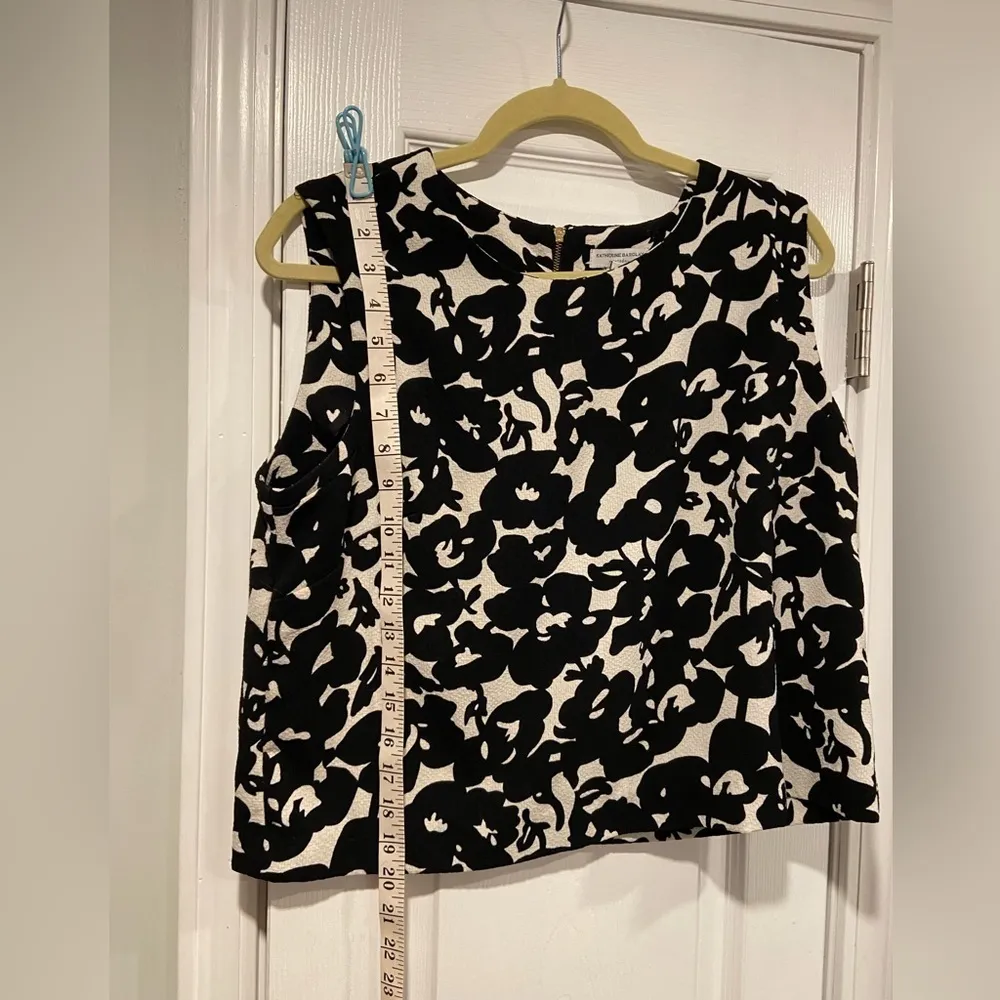 Katherine Barclay Size L Black Cream Floral Textured Zip Back Sleeveless Top - Image 8