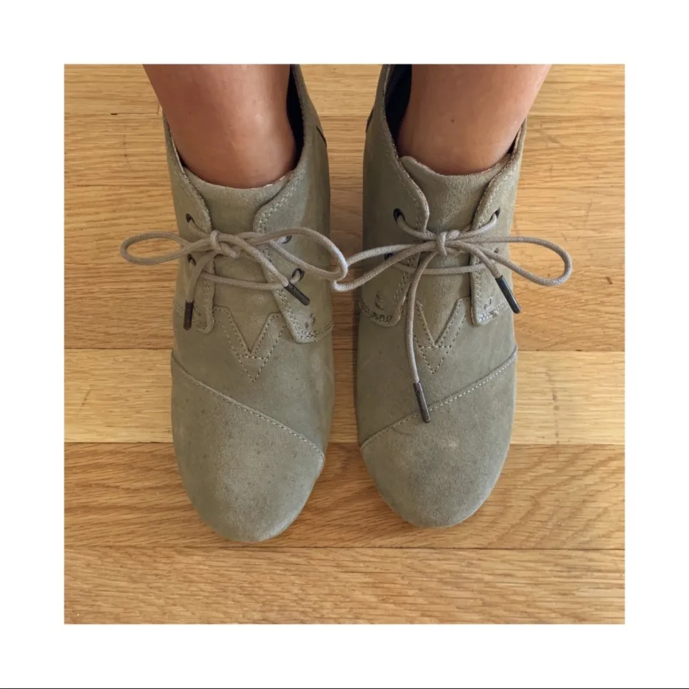 Toms Desert Wedge Taupe Suede Booties Lace Up 7.5 - Image 5
