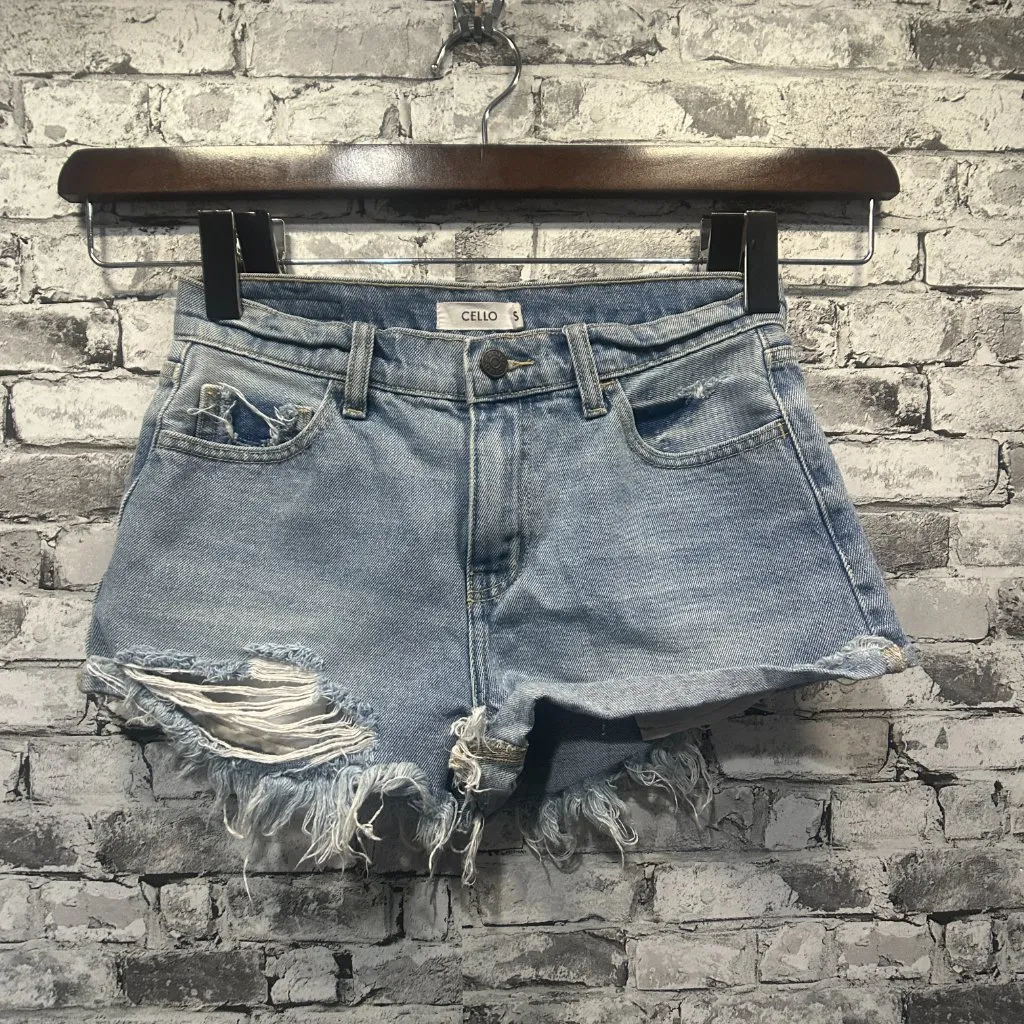 EUC Cello Distressed Denim Shorts 2' Inseam Size Small - Image 2