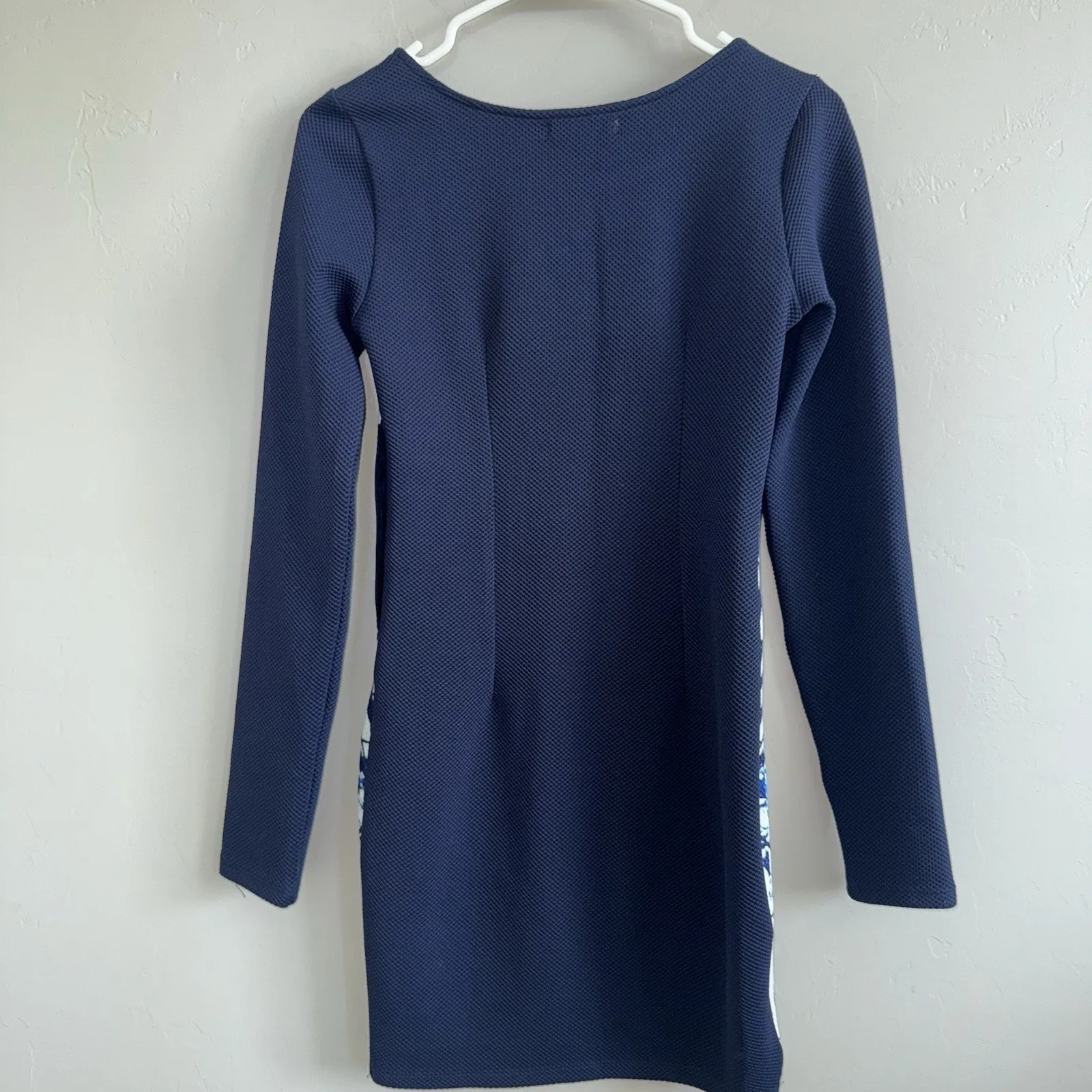 Peppermayo Woman’s Long sleeve Dress Sz 6 Blue White Abstract Asymmetrical Hem - Image 4