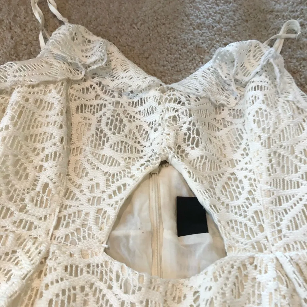 Cream lace spaghetti strap romper with cut out front never worn - Image 5
