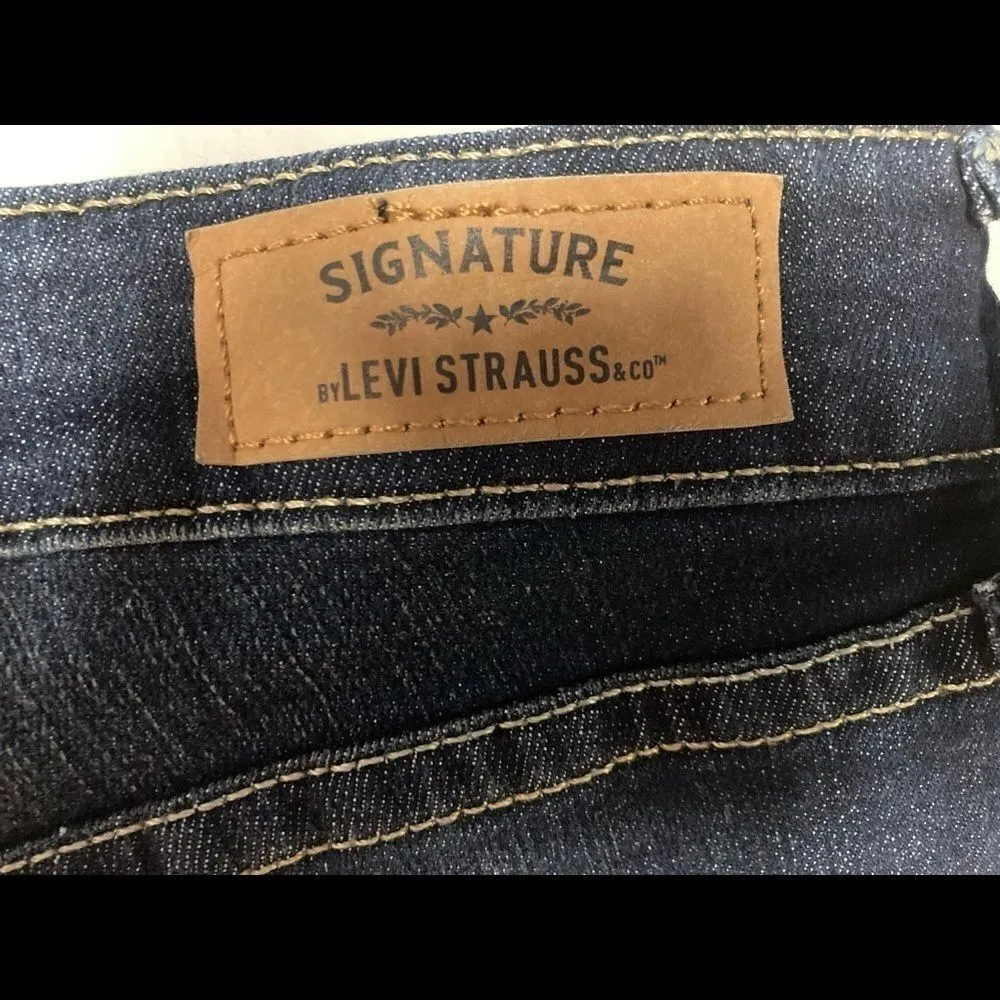 LEVI STRAUSS Signature distressed Women’s jeans Size 30 Inseam 28” Blue DarkWash - Image 4