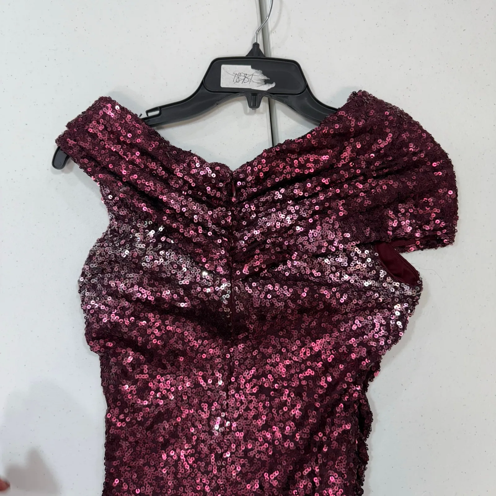 Badgley Mischka Bordeaux
Samantha sequined maxi dress
Gown Size 0 - Image 9