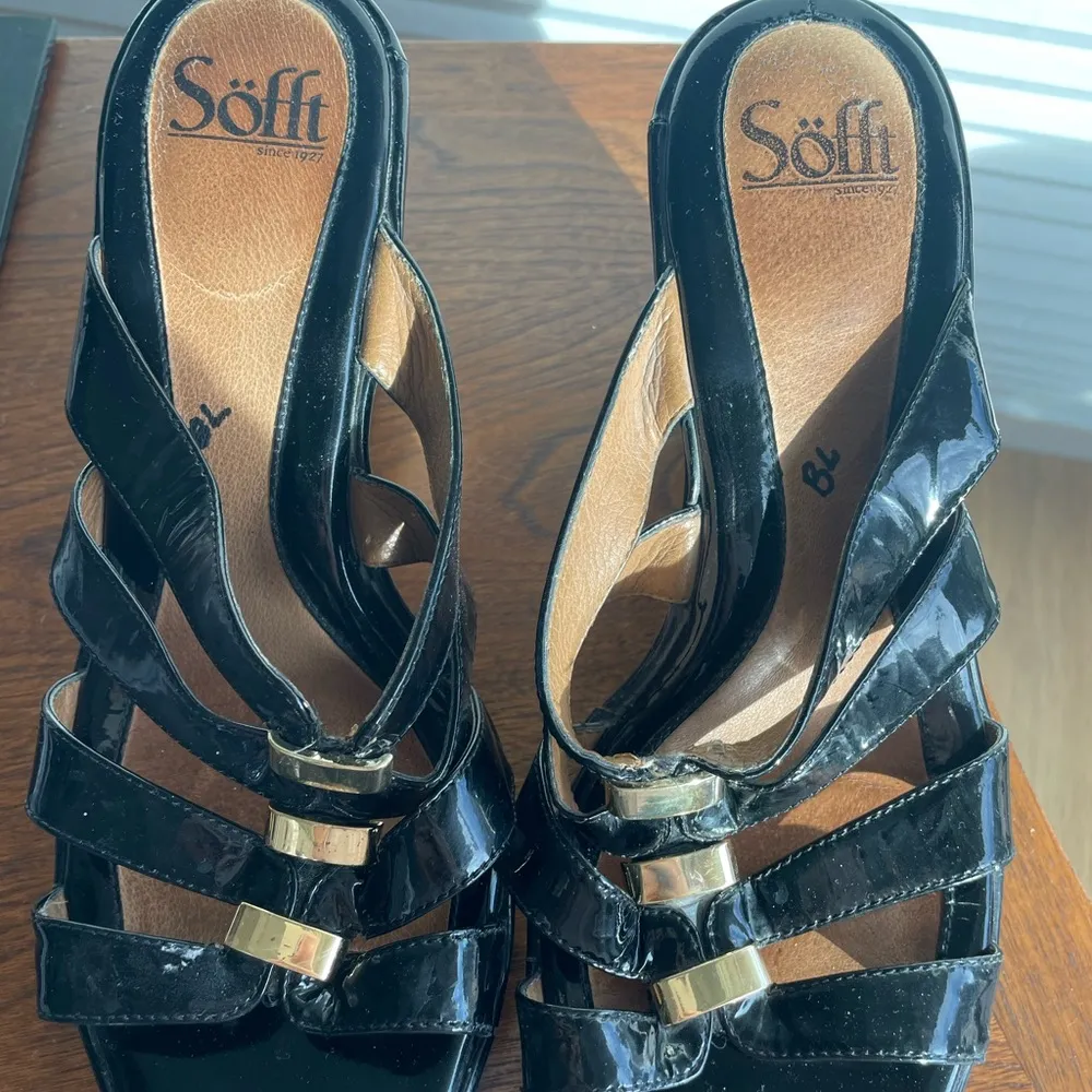 Black with Gold Accents Cork Wedge Heels Size 8 - Image 4