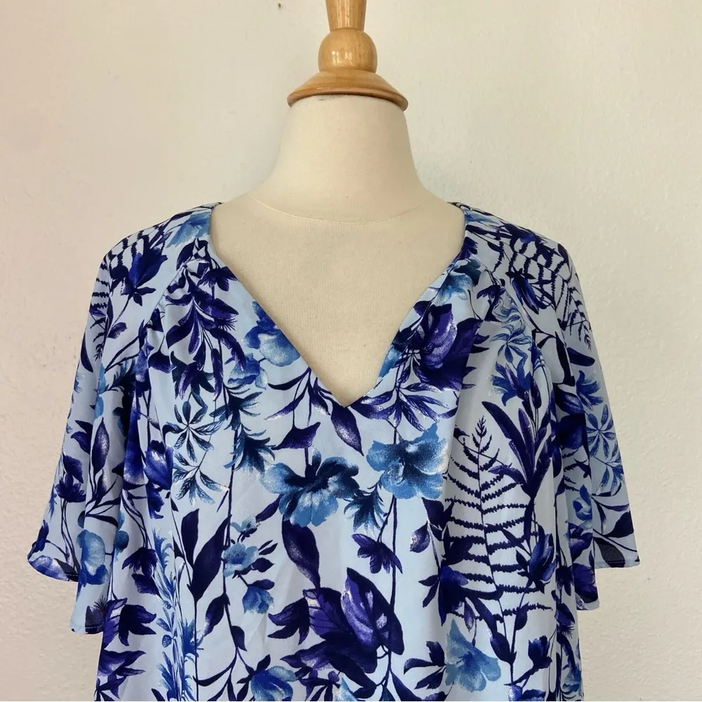 Light Blue V-Neck Short Sleeve Floral Chiffon Blouse - Image 4