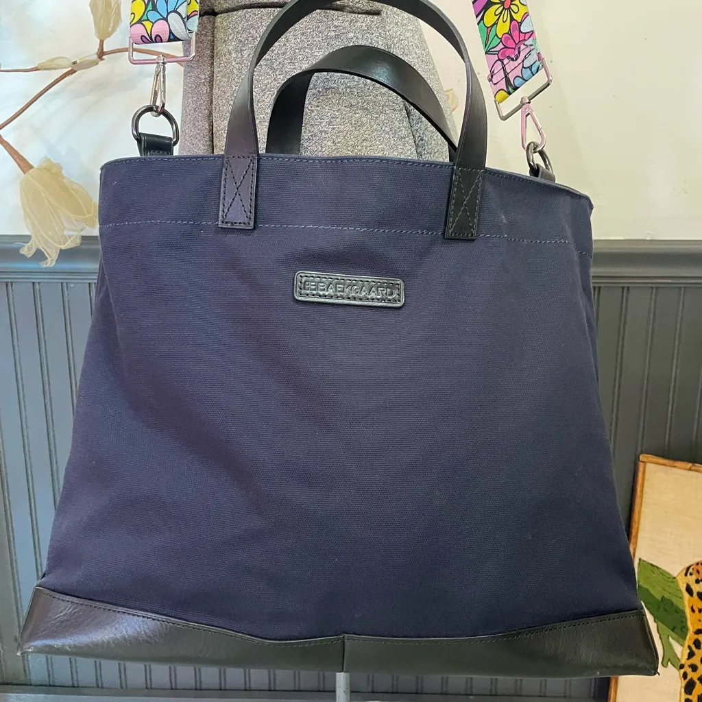 Baekgaard Oliver Metro Tote Bag – Navy Canvas & Black Leather + Floral Strap 💛🎀 Blue - Image 4