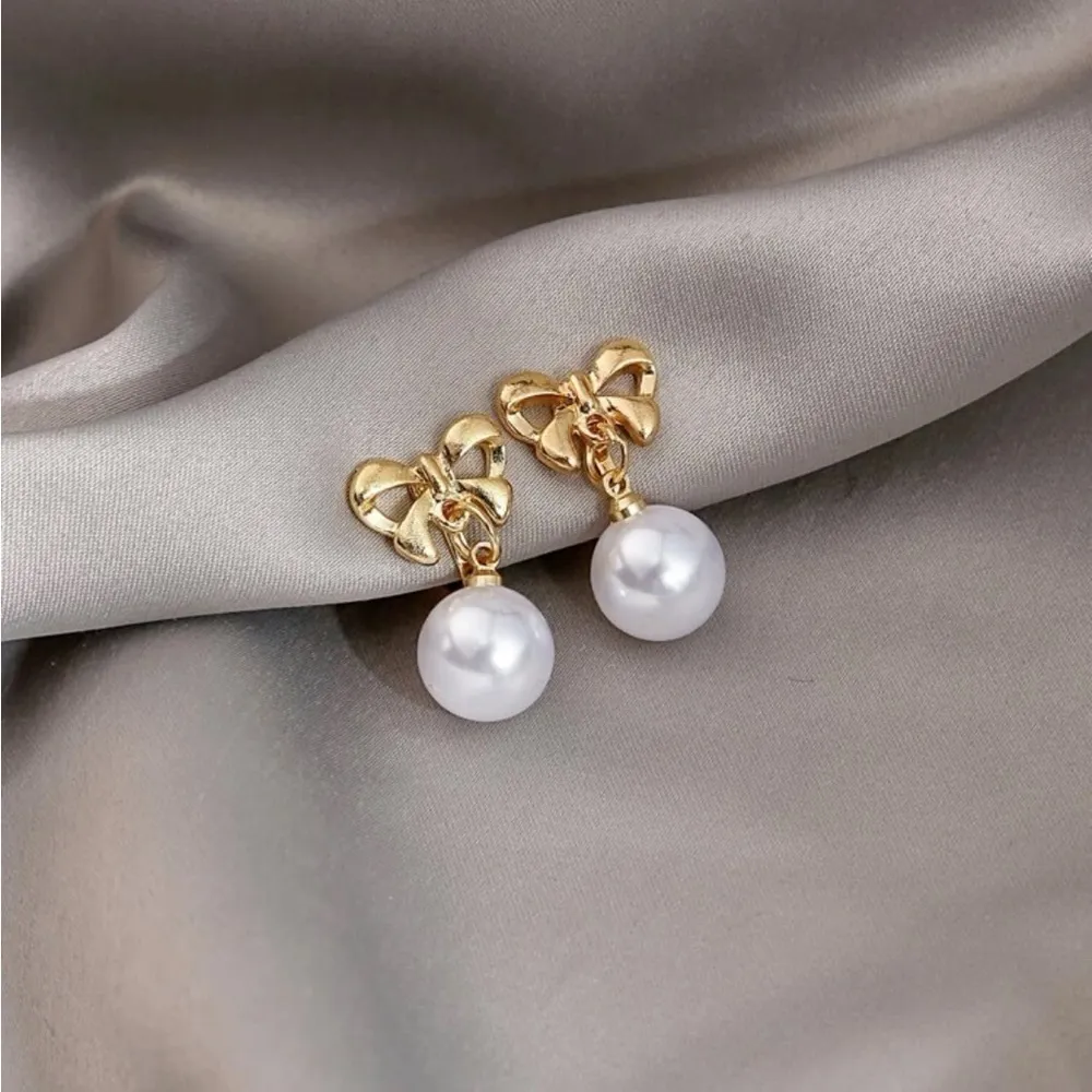 ✨ 18k Gold Tone Beautiful faux pearl earrings ✨ - Image 3