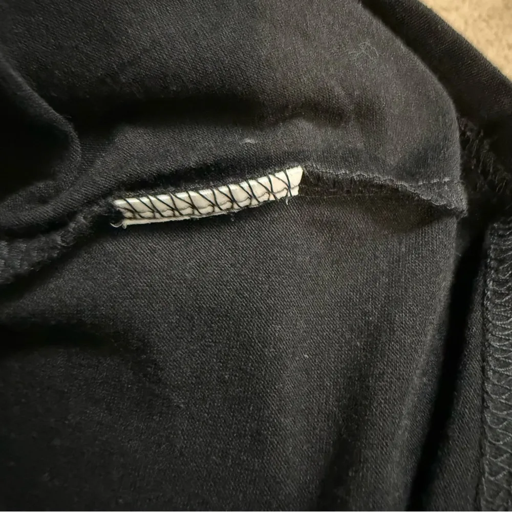 Elegant Black V - Image 7