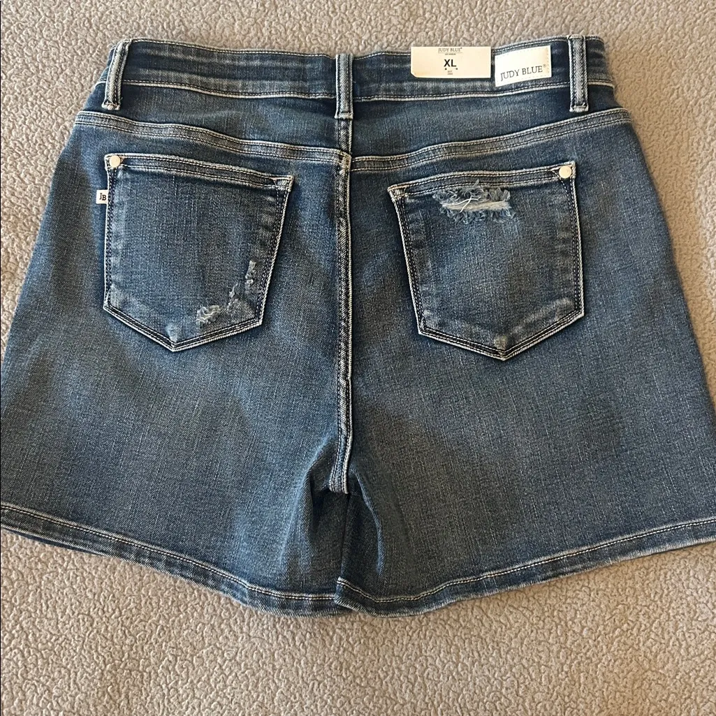 NWT Judy Blue Mid Rise Contrast Medium Wash Jean Shorts Destroyed Pocket XL - Image 5