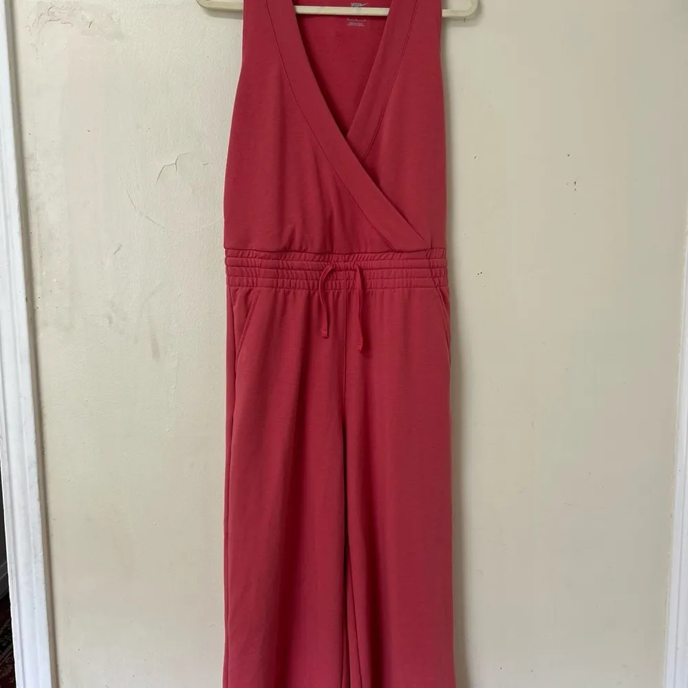 Women’s Nike Dri-Fit fleece Yoga Pink Sleeveless Jumpsuit with Tie Belt Medium - Image 2