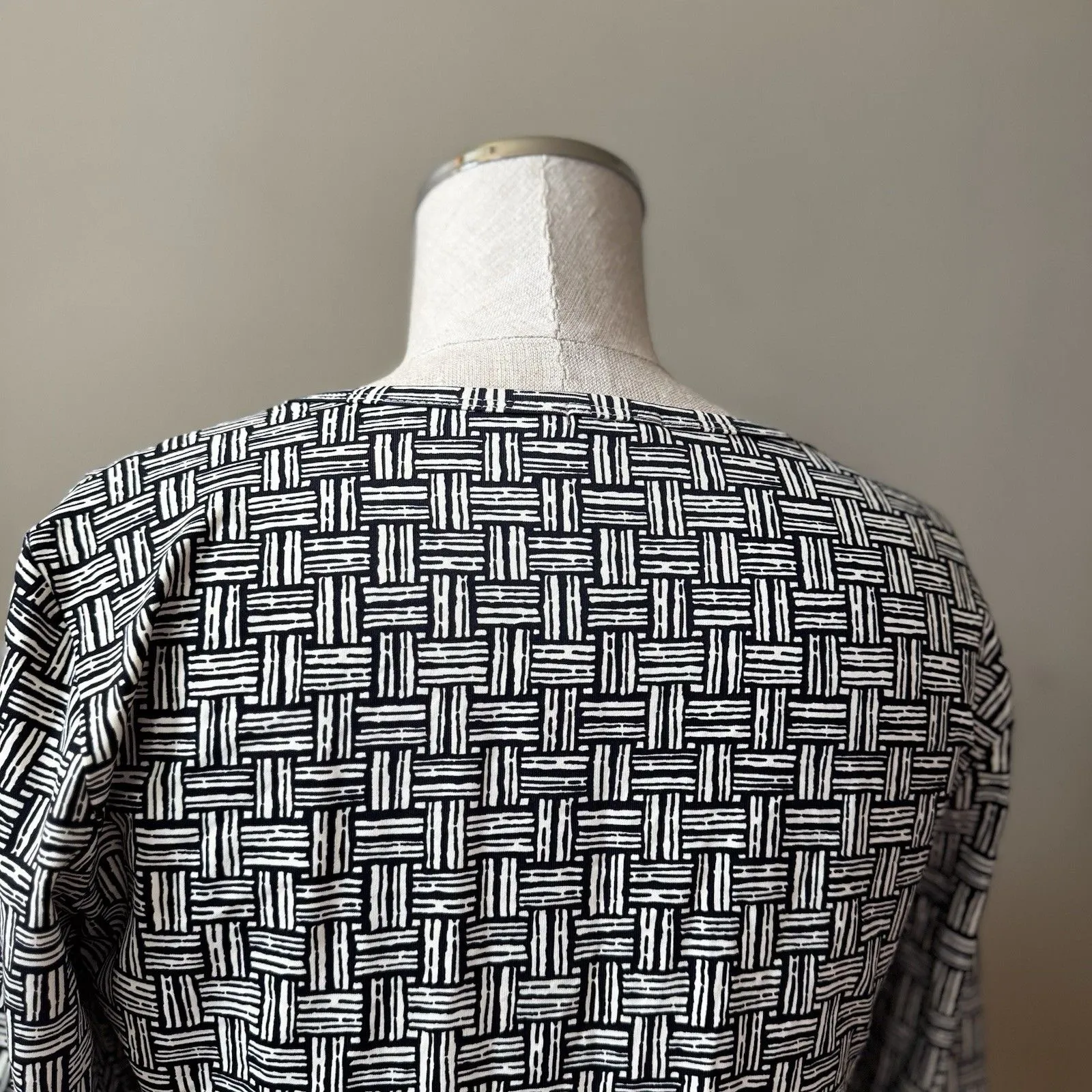 J. McLaughlin Catalina Top 3/4 Sleeve S V-neck Geometric Weave Preppy Chic - Image 11