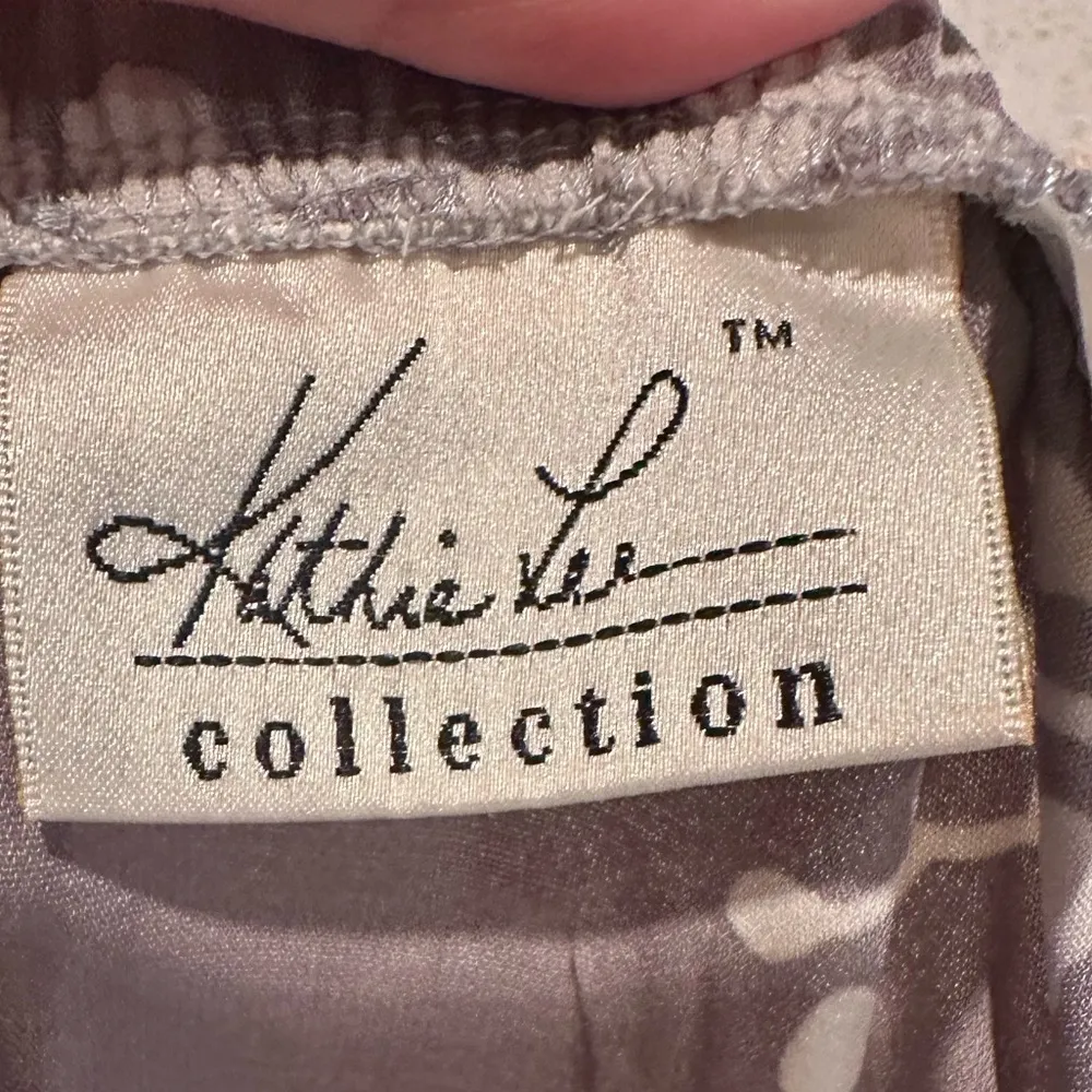 Kathie Lee Collection Vintage Gray Floral Midi Skirt Size 12 - Image 3