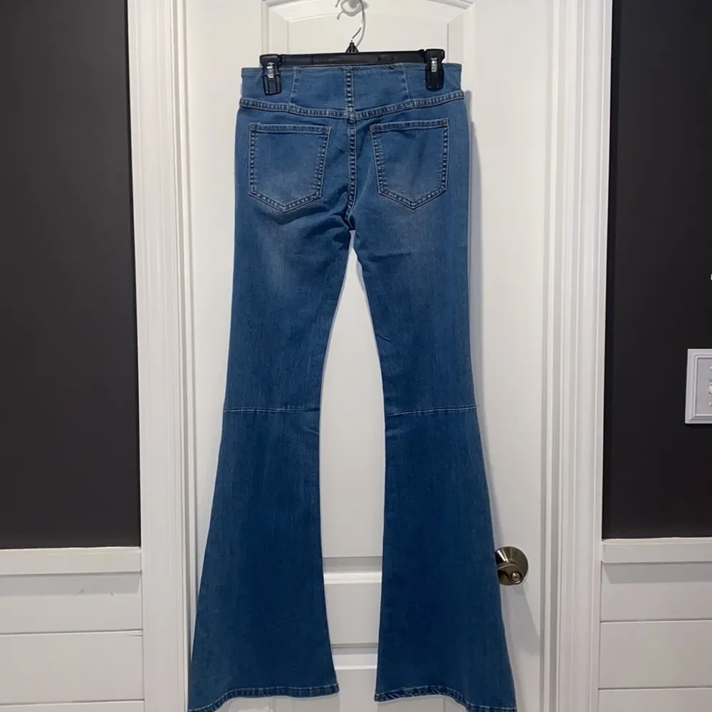 NWT Newbury Kustom Womens Jeans Small Mid Rise Flare Stretch Wash Pull On - Image 4