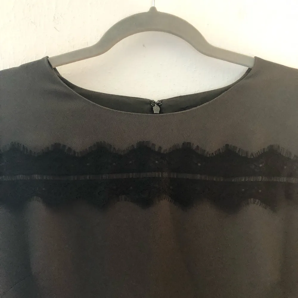 Ann Taylor Dress Lace Sheath Grey w/ Black Lace Sz 8 EUC Long Sleeve - Image 4