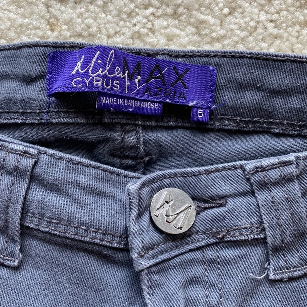 Authentic Y2K, Max Azria collab, size 5, grey zippered jeans midrise - Image 7