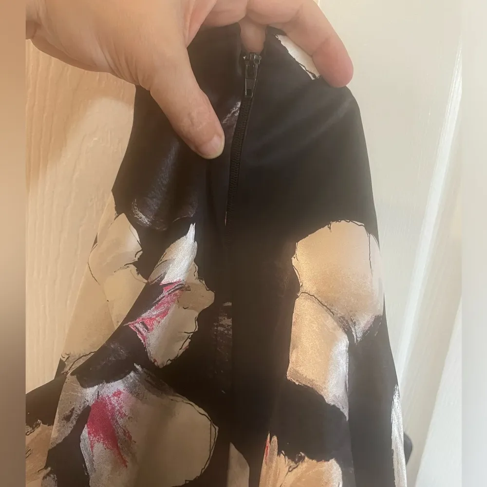 White House Black Market 100% silk floral halter top. See pics for measurements - Image 9