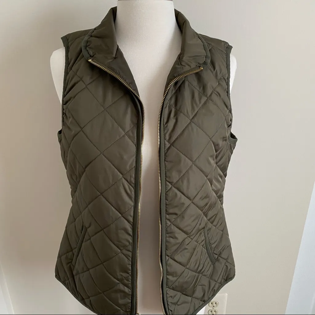 Old Navy quilted vest size Small. - Image 2
