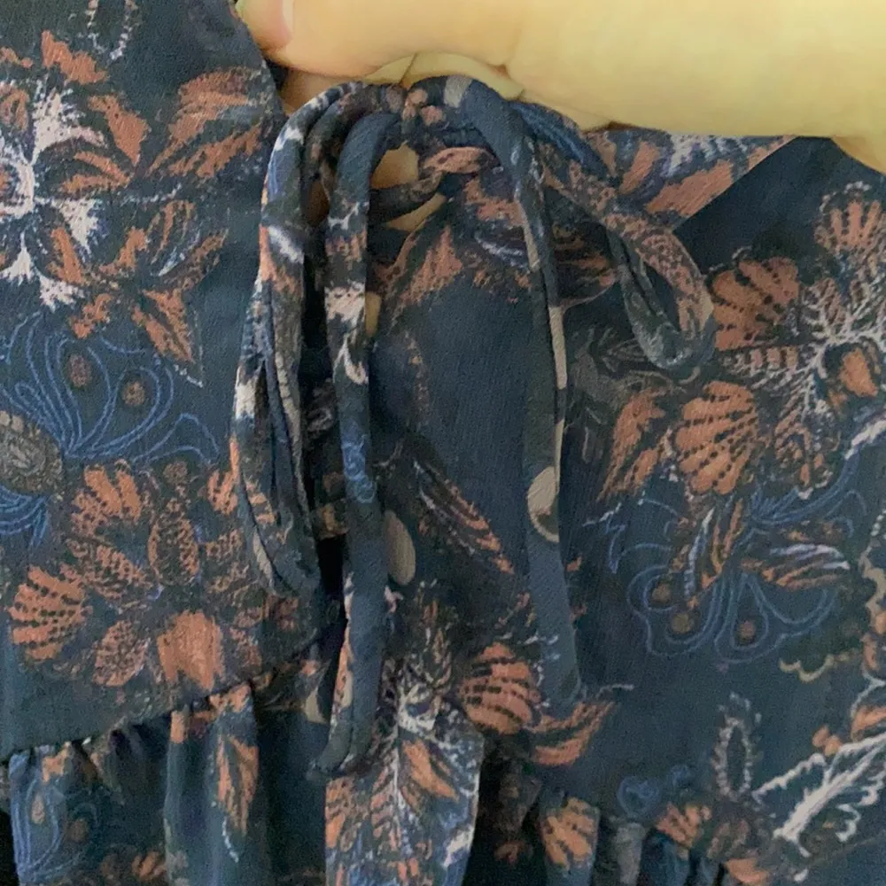 Knox Rose navy floral print sheep boho blouse with lace up detail size M - Image 5