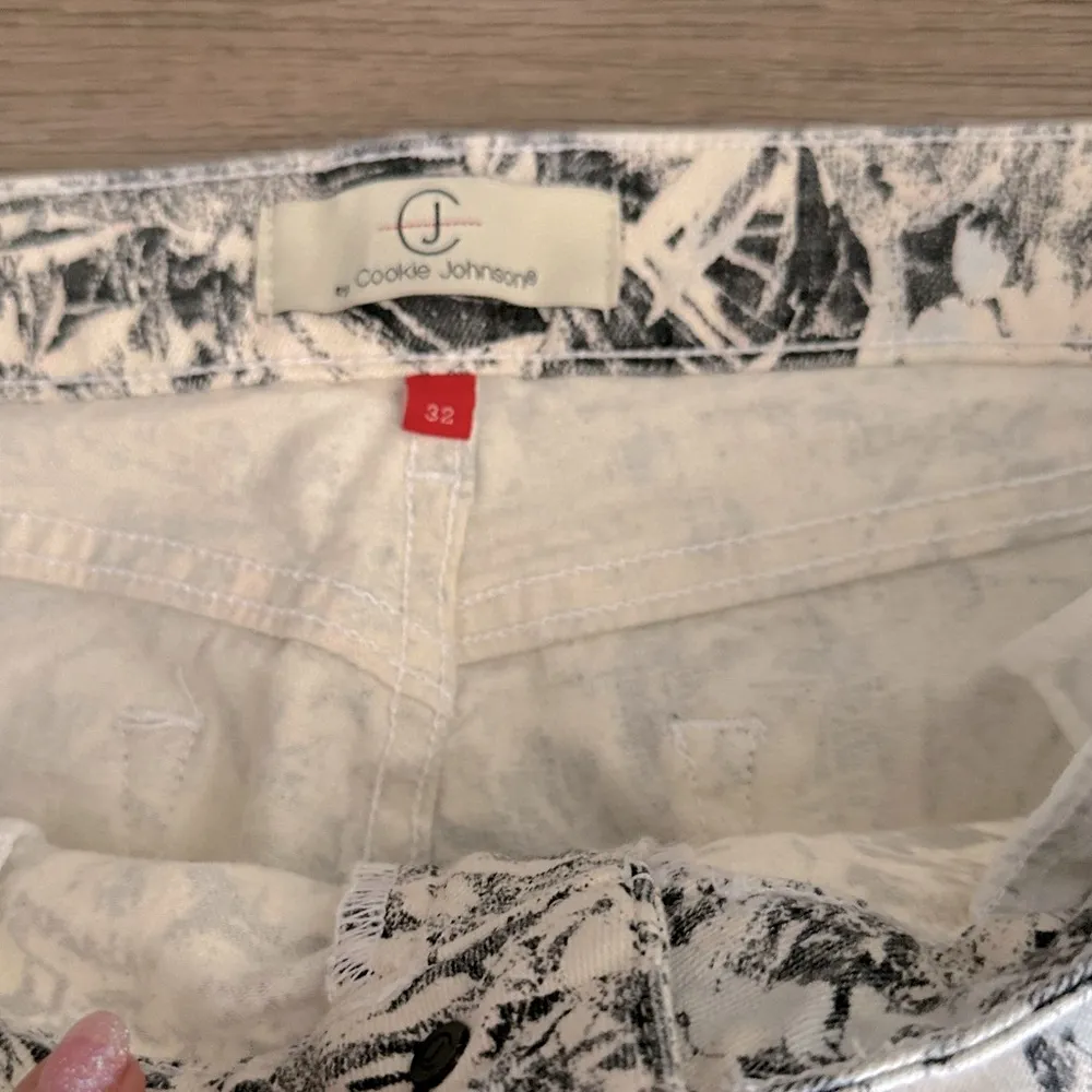 NWOT CJ COOKIE JOHNSON PASTEL PRINT JEANS Size 32 - Image 3