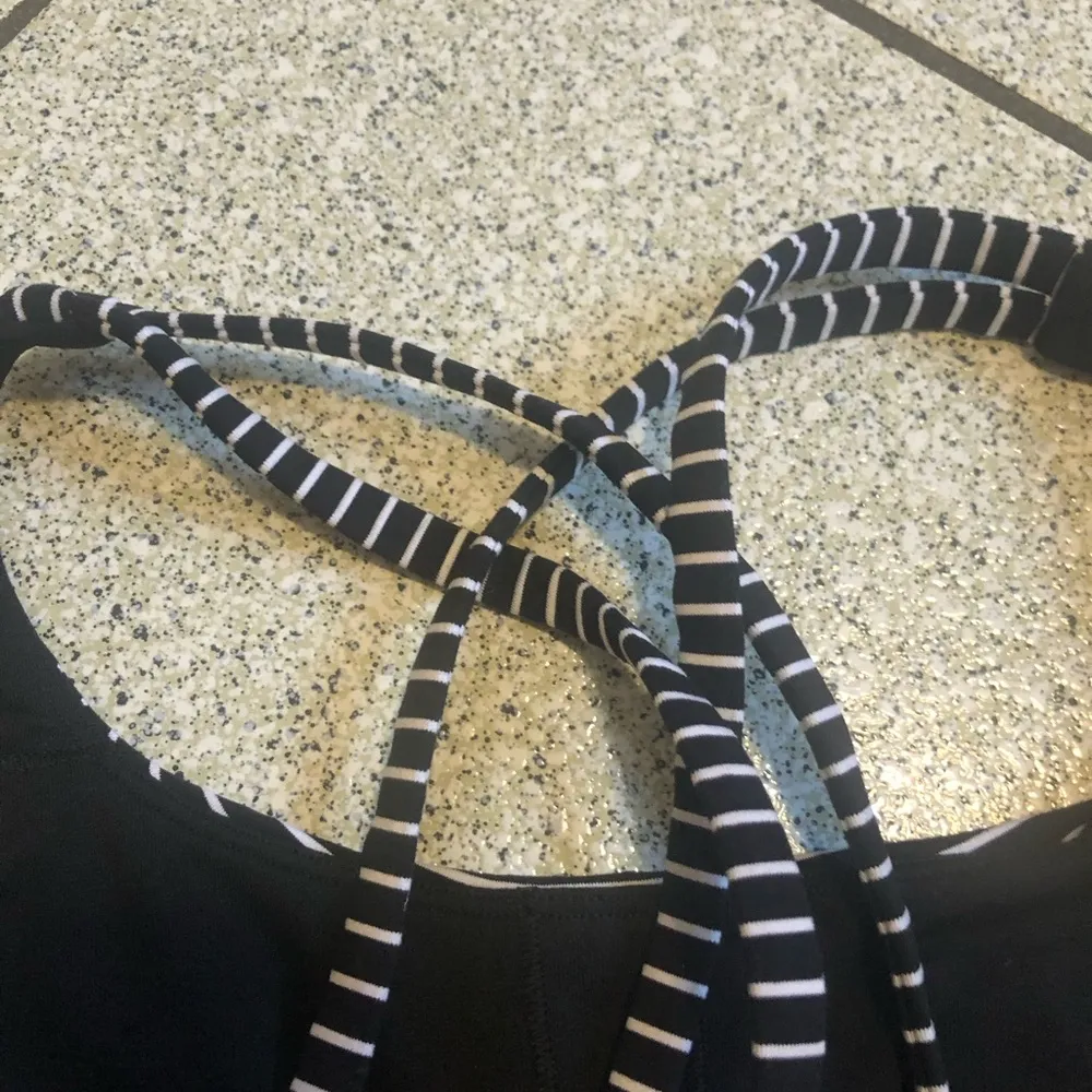 Lululemon  Athletica Energy Sports Bra in Mod Stripe Black White Size 4 Racerback - Image 7