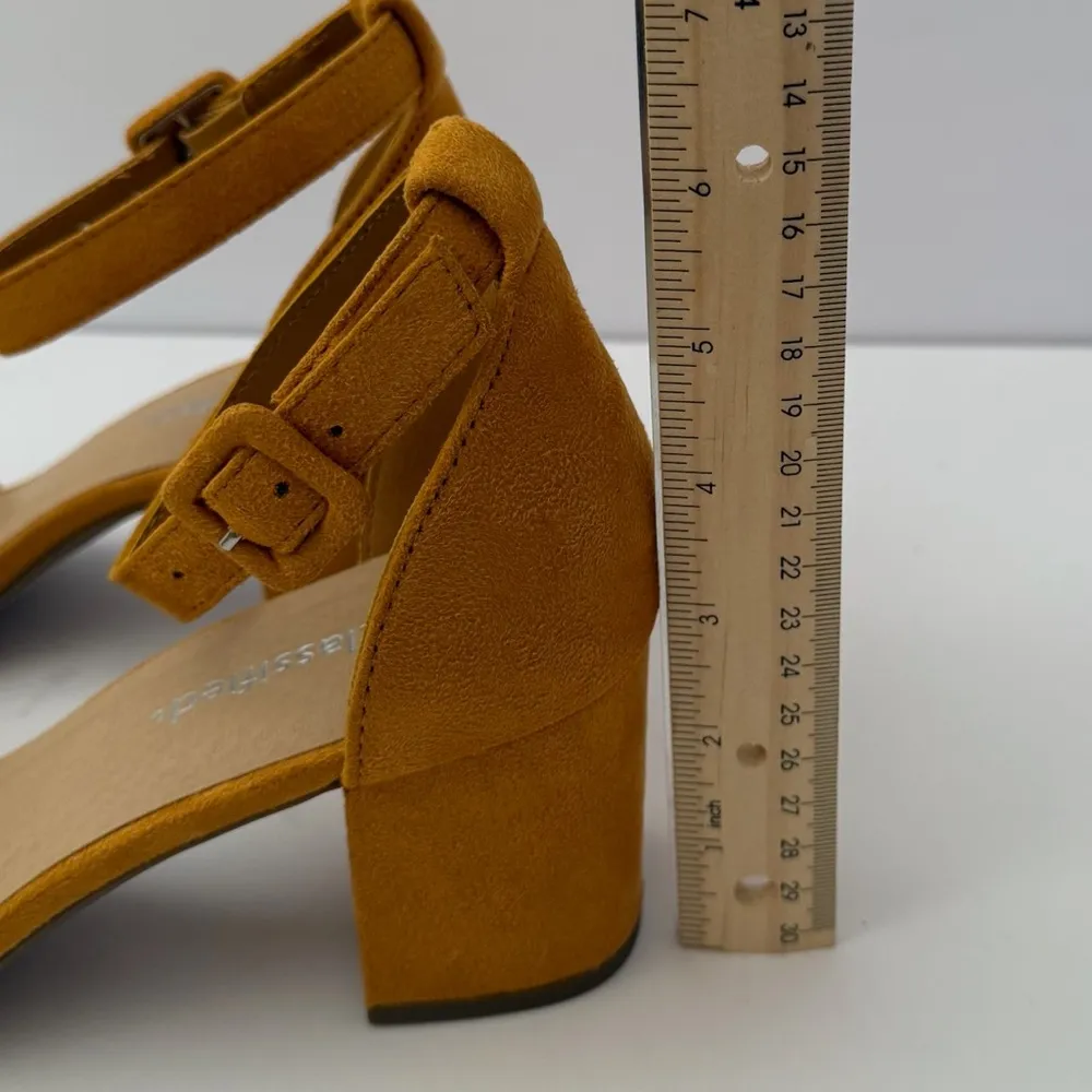 Mustard Faux Suede Block Heels Size 9 Buckle Strap Soft Girl Brunch Cottage NEW Yellow - Image 7