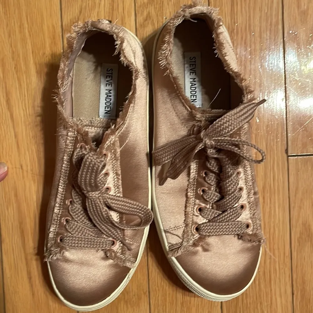 Steve Madden satin sneaker 9.5M - Image 2