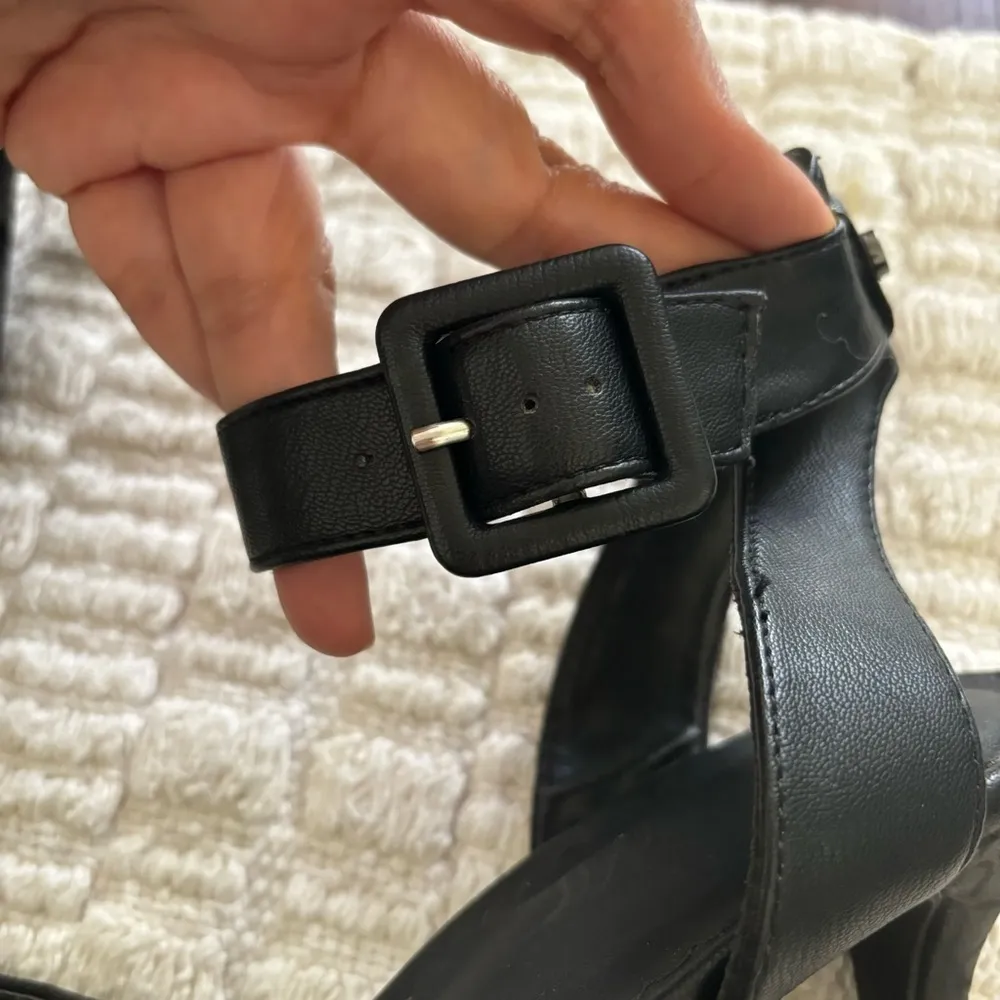 Simply Vera by Vera Wang Ankle Strap Heels Size 10 Black - Image 5