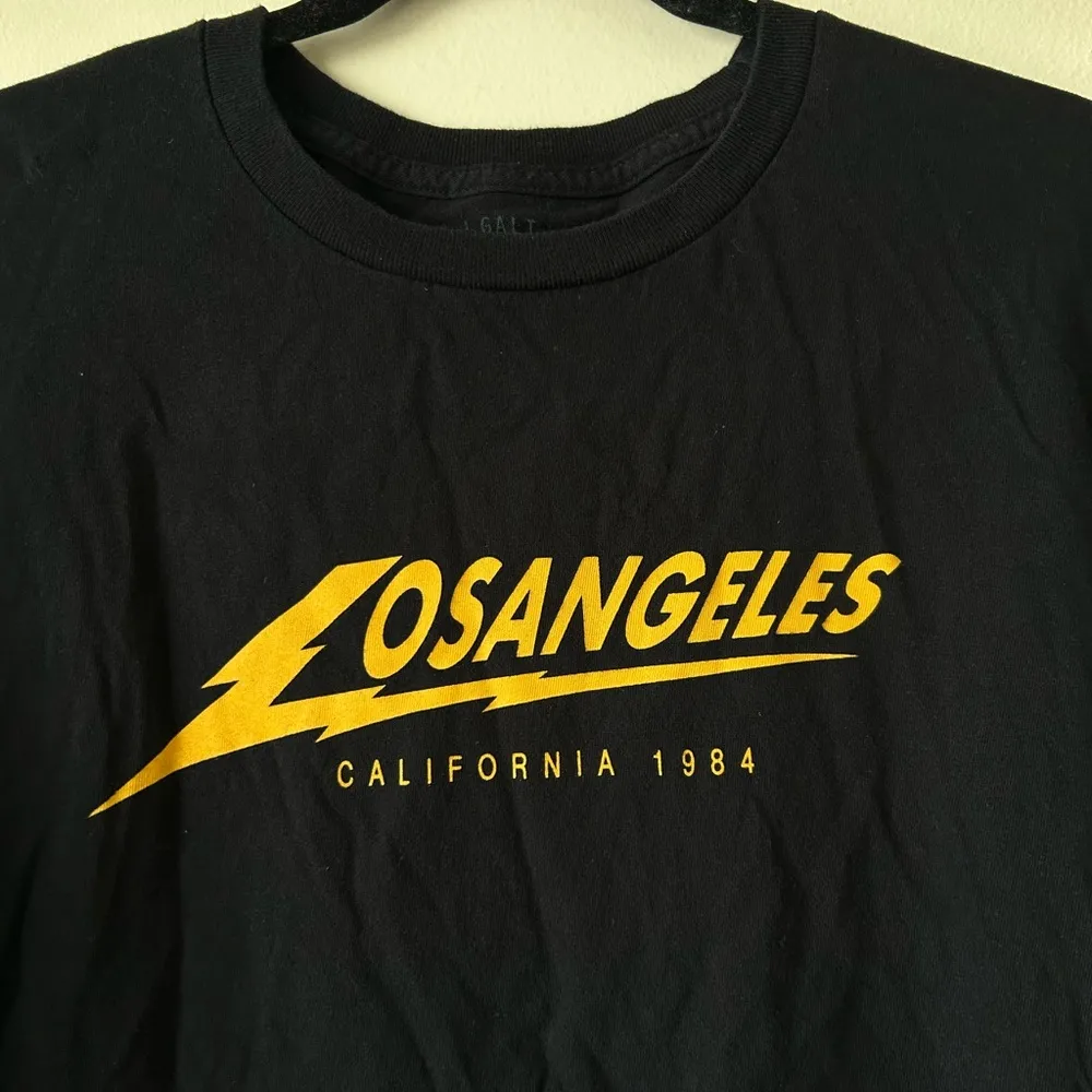 Large Black Los Angeles California Crop Top Yellow Graphic Print Long Sleeves - Image 2