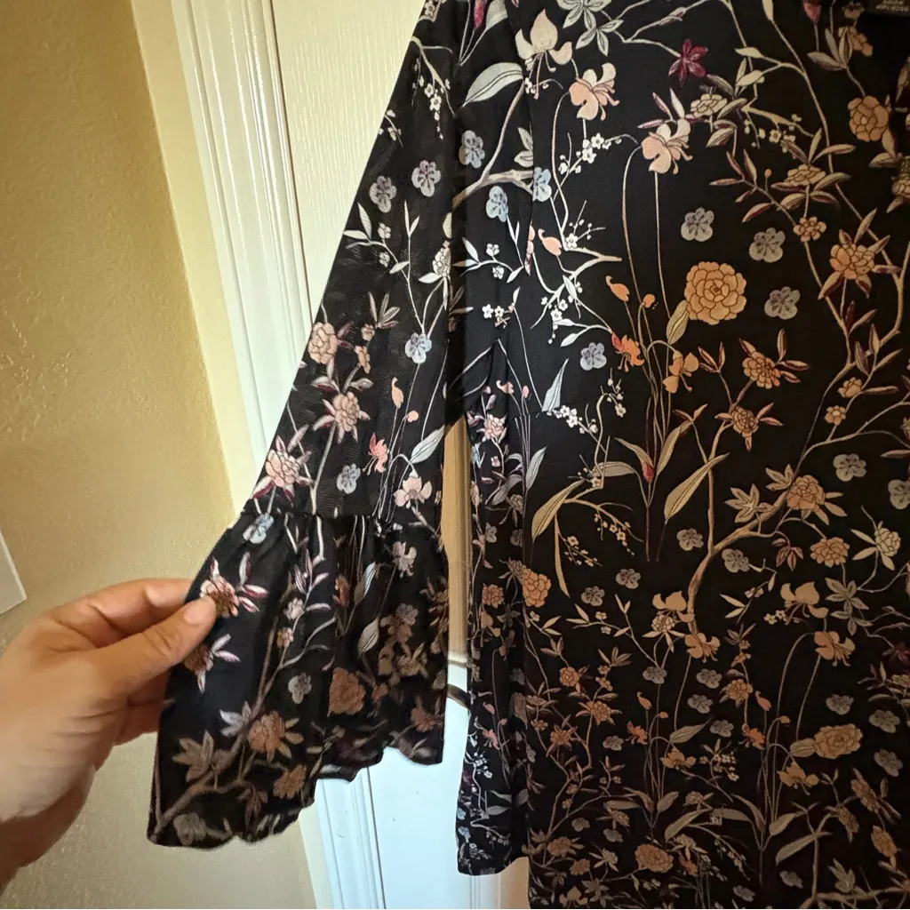 Floral Black Women's Top size 1x - Image 5