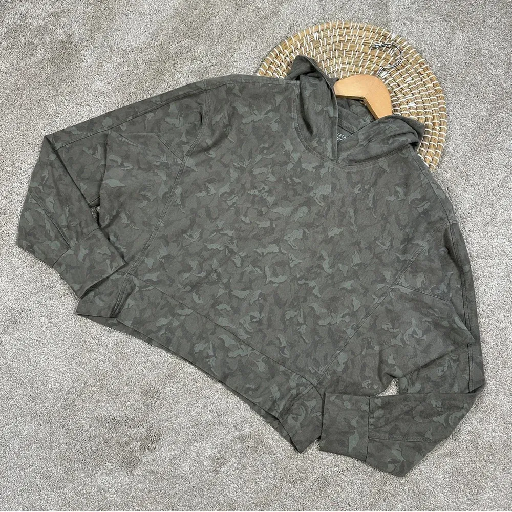Athleta Farallon Printed Sweatshirt Hooded in Stratum Camo Laurel Olive Size S - Image 3