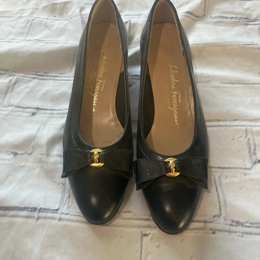 Vintage 1980s Salvatore Ferragamo Black Leather Pumps Gold Bow Heels Size 8.5 - Image 2
