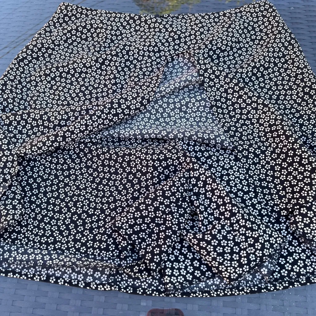 Reitmans Navy and White Floral Skirt Black Size undefined - Image 3