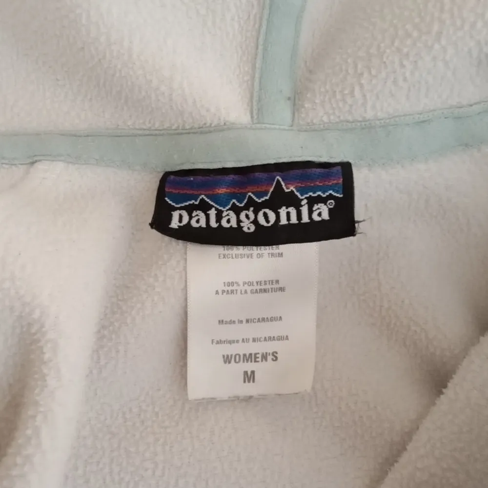 Patagonia women's Fleece lined full zip jacket size Medium(fair condition) - Image 4