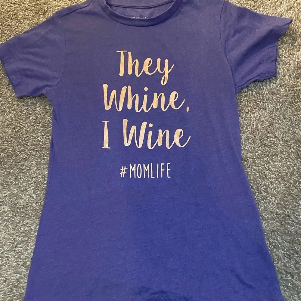 "Mom" Wine Graphic Tee Size M - Image 2