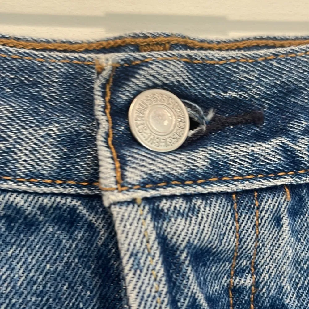 Levi's  501 original denim short. Size 32 plus size - Image 3