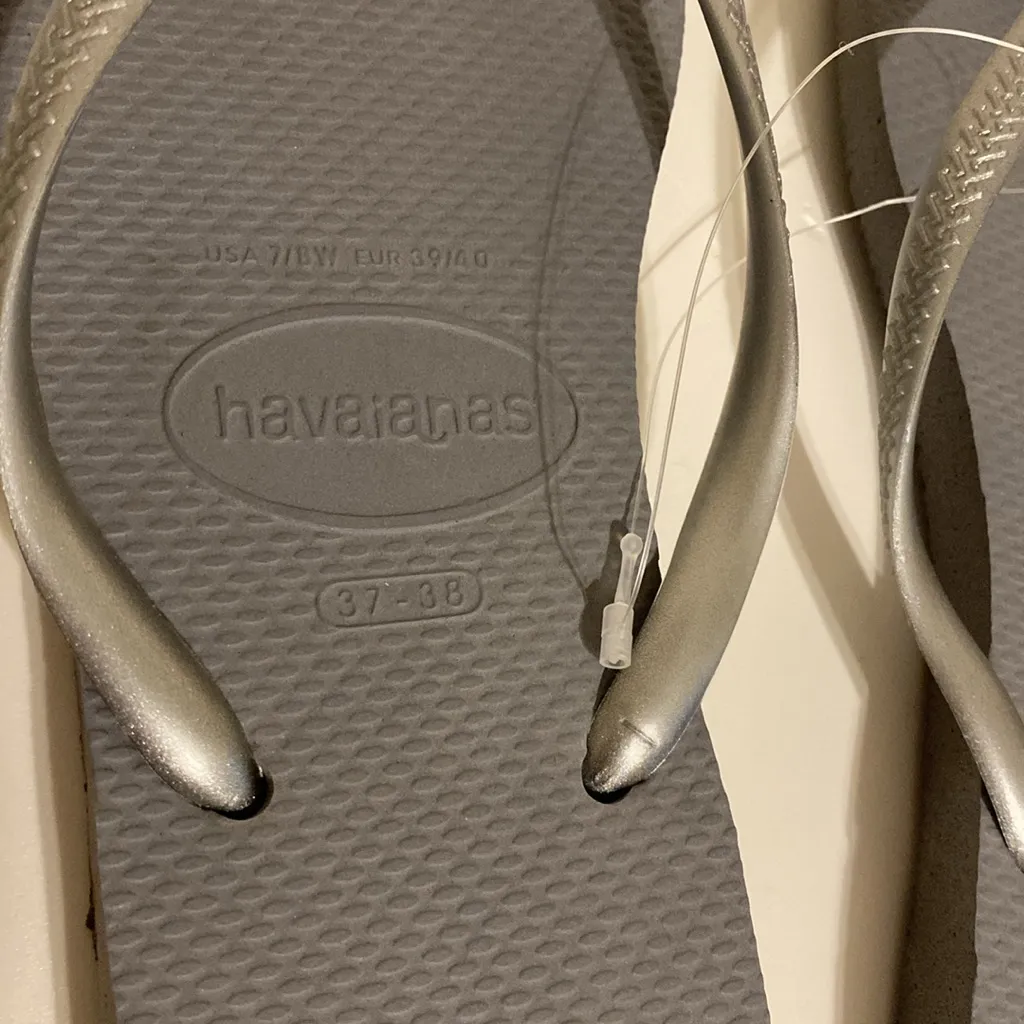 Havaianas Women's Slim Princesas Flip Flop
Size 7 or 8 New nwt sandals - Image 5