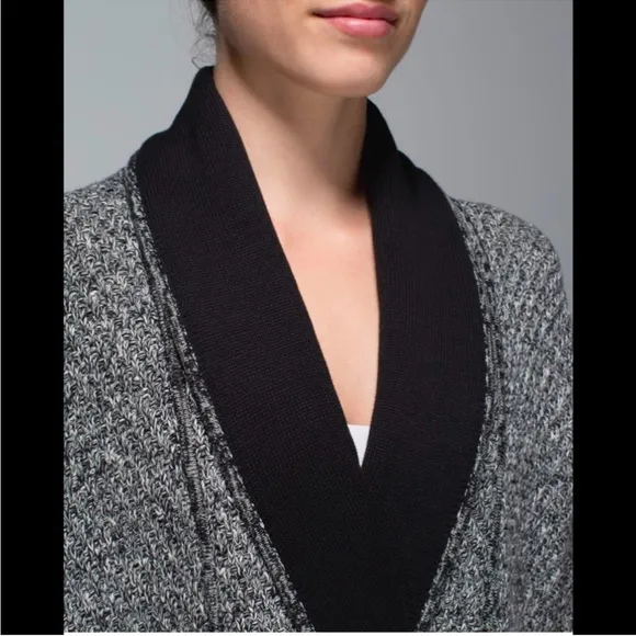 LULULEMON Post Practice Cardigan Sweater‎ in Ghost/Black size 4 - Image 4