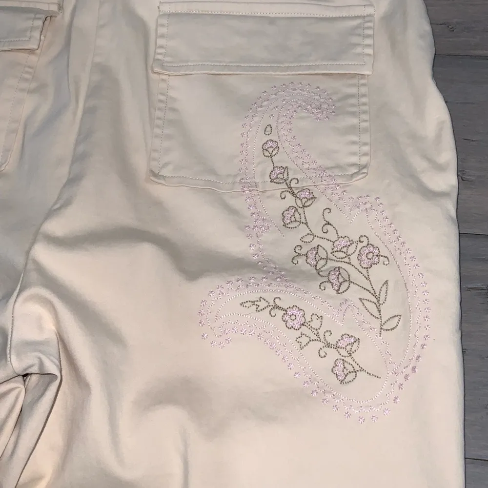 Karen Kane Cream Cotton With Pink Floral Embroidery Straight Leg Casual Pants 14 - Image 6
