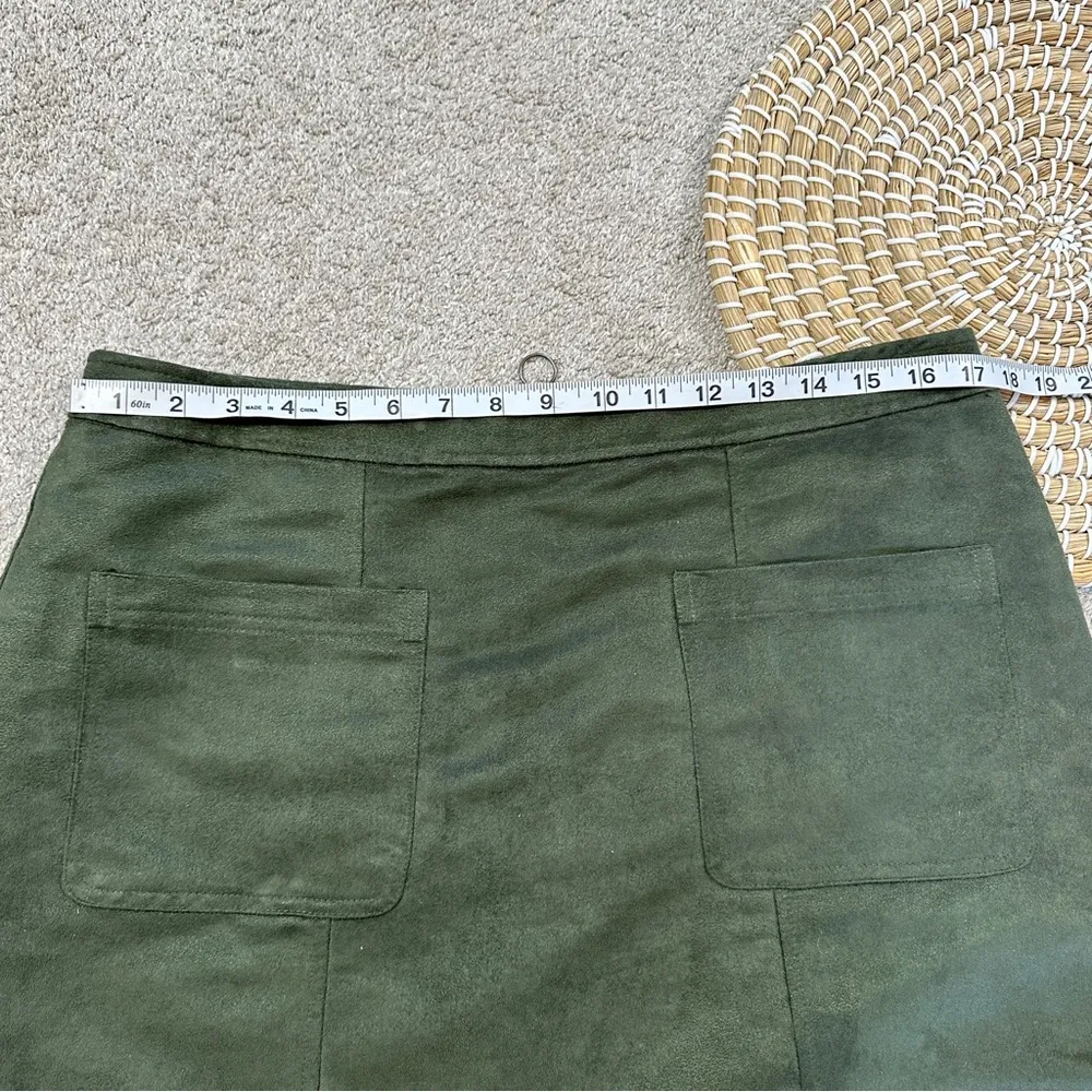 Old Navy Women’s Faux Suede Utility A-Line Mini Skirt in Royal Pine Green 14 - Image 10
